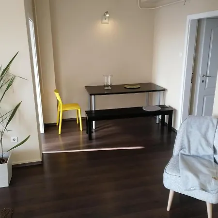 דירה Parkside Apartman גיור